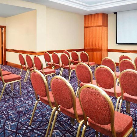 Sheraton Skyline Hotel London Heathrow Hillingdon Bagian luar foto