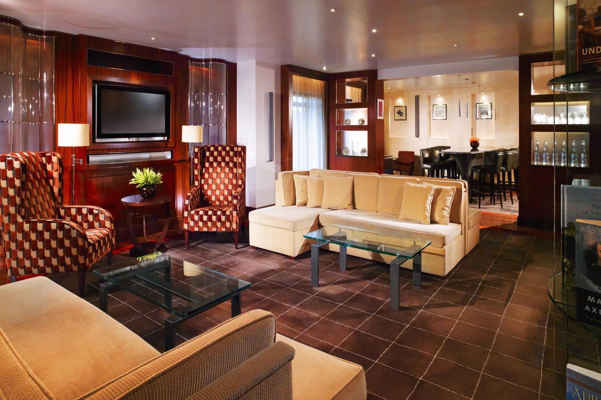 Sheraton Skyline Hotel London Heathrow Hillingdon Bagian luar foto