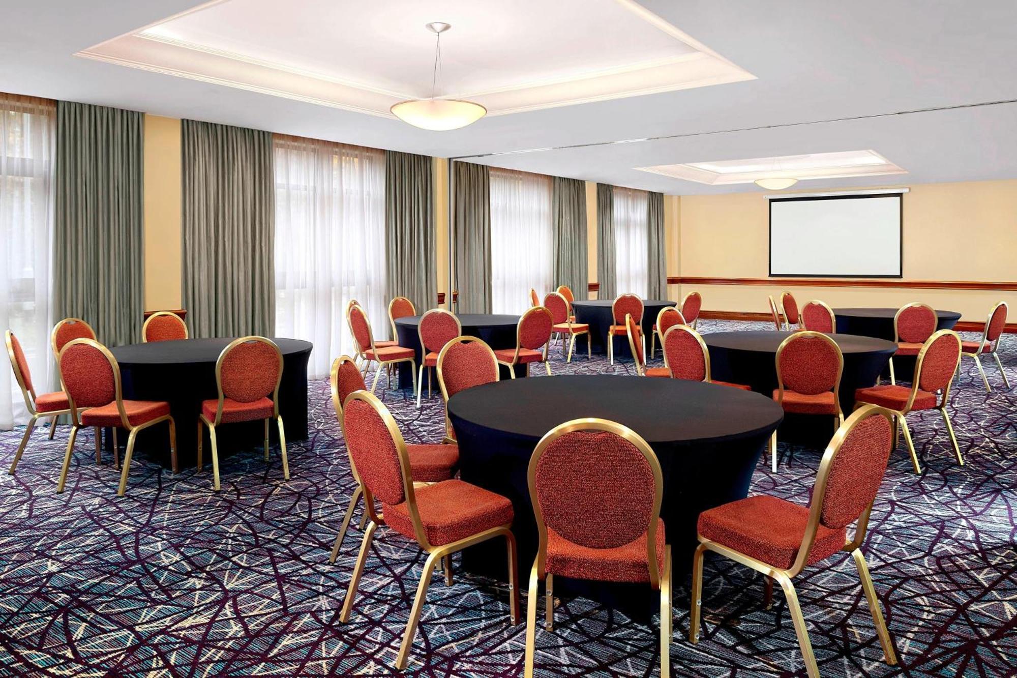 Sheraton Skyline Hotel London Heathrow Hillingdon Bagian luar foto