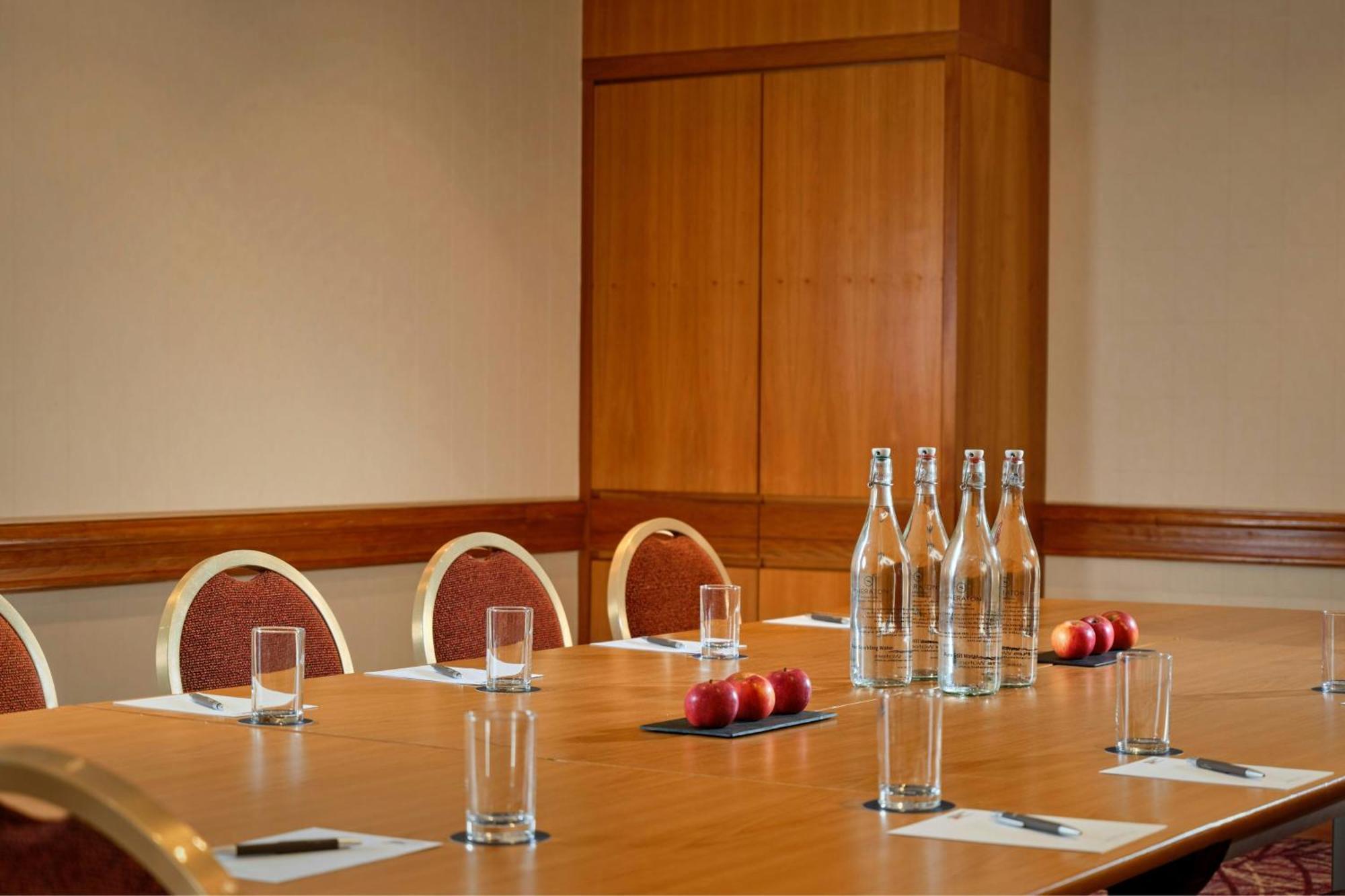 Sheraton Skyline Hotel London Heathrow Hillingdon Bagian luar foto